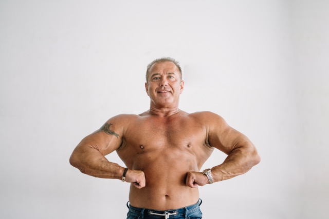 Ibutamoren MK-677: Muscular older man posing